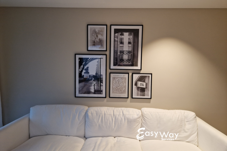 Bilderrahmen Montage – Wanddekoration von Easy Way Services GmbH in Zug.