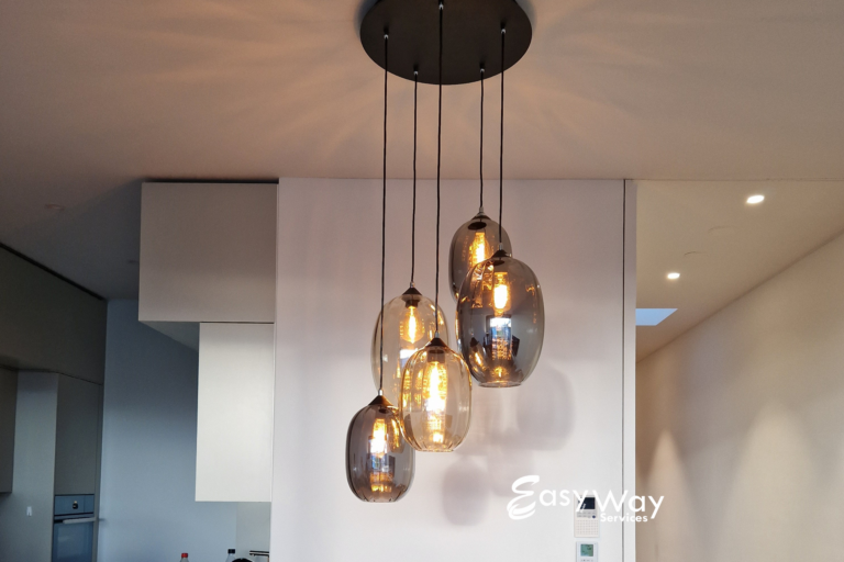 Moderne Pendelleuchte Installation – Easy Way Services GmbH in Zug.