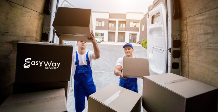 Zwei professionelle Umzugshelfer in blauen Overalls laden Kartons aus einem Transporter aus. Easy Way Services GmbH bietet zuverlässige Umzüge in der Schweiz.