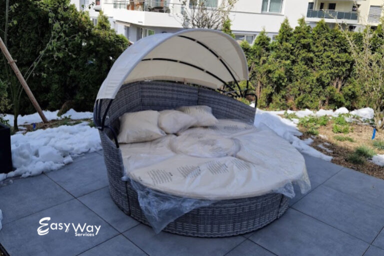 Easy Way Services GmbH – Professionelle Möbelmontage einer Gartenlounge in Zug.